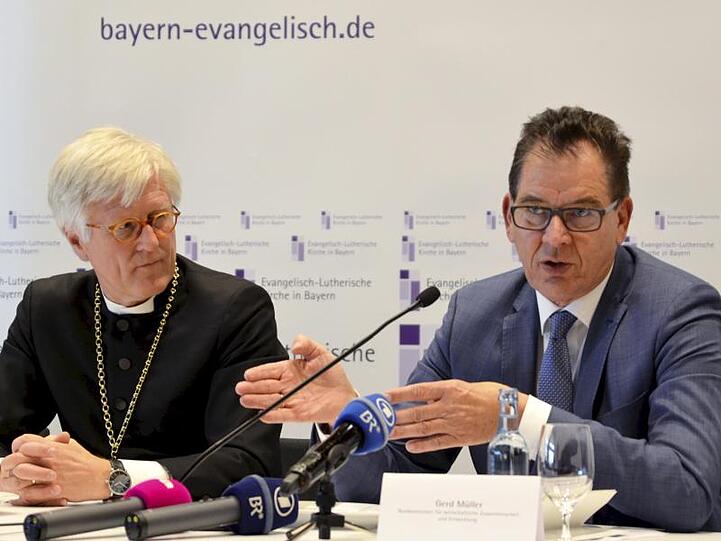 Entwicklungsminister Gerd Müller (CSU) und Bayerns evangelischer Landesbischof Heinrich Bedford-Strohm (l). Foto: Carolin Gißibl/Archiv