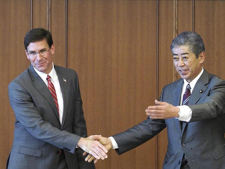 US-Verteidigungsminister Mark Esper (l) mit seinem japanischen Amtskollegen Takeshi Iwaya in Tokio.