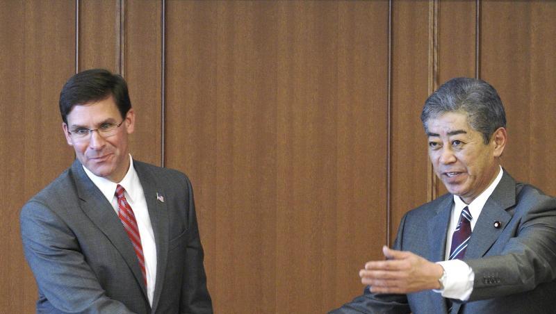 US-Verteidigungsminister Mark Esper (l) mit seinem japanischen Amtskollegen Takeshi Iwaya in Tokio. US-Verteidigungsminister Mark Esper (l) mit seinem japanischen Amtskollegen Takeshi Iwaya in Tokio.
