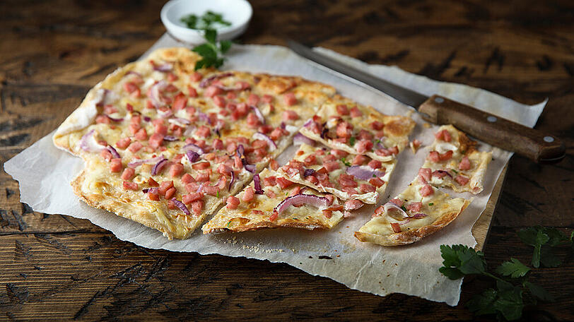Flammkuchen ist normalerweise auf vielen Weihnachtsmärkten zu finden.