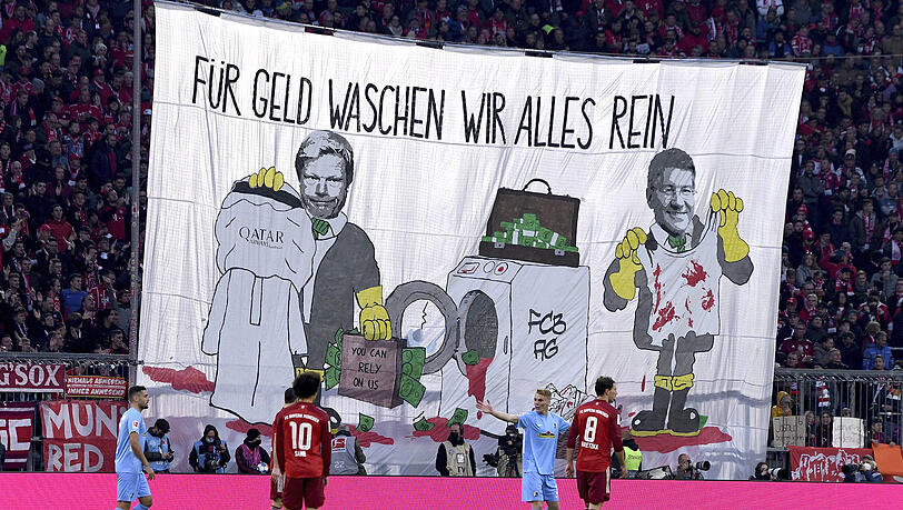 "Für Geld waschen wir alles rein": Ein Protest-Plakat der Bayern-Fans gegen die Katar-Geschäfte des FC Bayern um Oliver Kahn (l.) und Herbert Hainer.