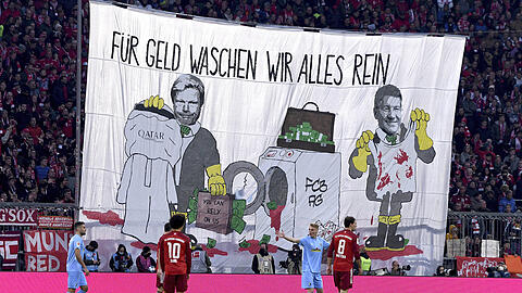 "Für Geld waschen wir alles rein": Das jüngste Protest-Plakat der Bayern-Fans gegen die Katar-Geschäfte des FC Bayern um Oliver Kahn (l.) und Herbert Hainer.