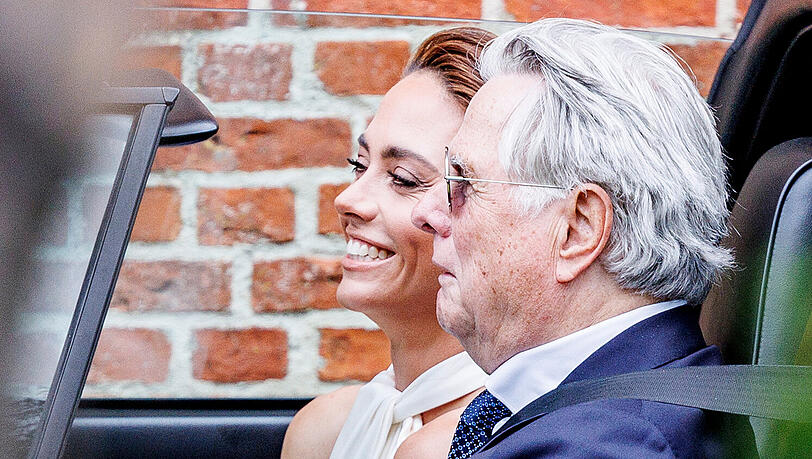 Franca Lehfeldt kommt bei ihrer Hochzeit mit Vater Claus-Holger in einem Porsche an der Kirche an Franca Lehfeldt kommt bei ihrer Hochzeit mit Vater Claus-Holger in einem Porsche an der Kirche an