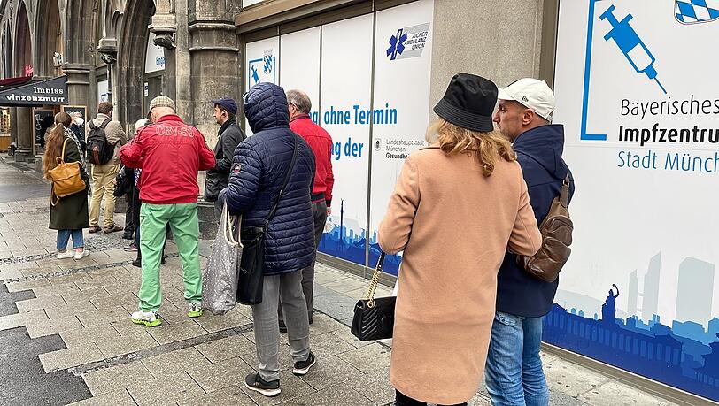 11.03 Uhr, das Impfzentrum am Marienplatz hat gerade erst geöffnet. Rund ein Dutzend Menschen warten vor dem Eingang auf den ihren Piks.