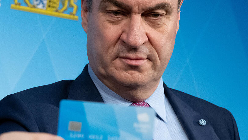 Bayerns Ministerpräsident Markus Söder hält eine Bezahlkarte. Bayerns Ministerpräsident Markus Söder hält eine Bezahlkarte.