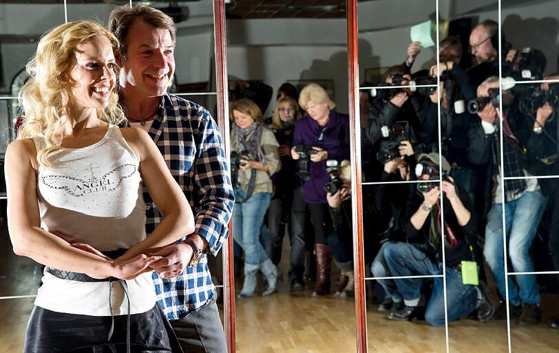Hertels Schlager-Kollege Patrick Lindner wird von Tänzerin Isabel Edvardsson auf "Let's Dance" vorbereitet.
