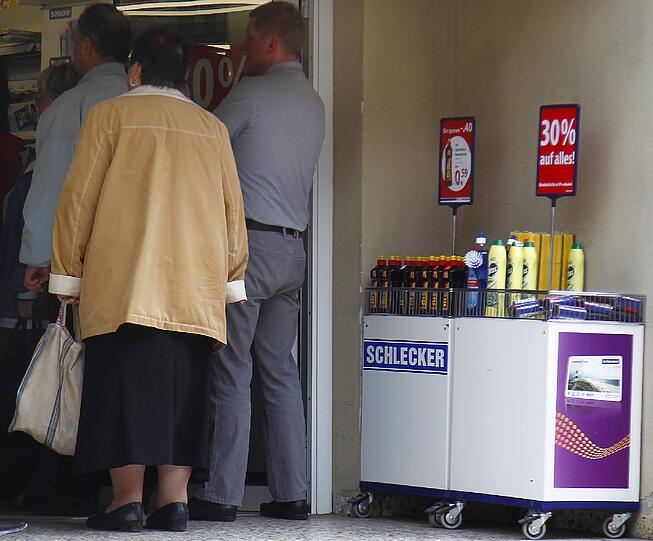 Der große Ausverkauf bei Schlecker: 30 Prozent auf Shampoo, Seife und Duschgel. Schnäppchenjäger bei der Pleite-Kette
