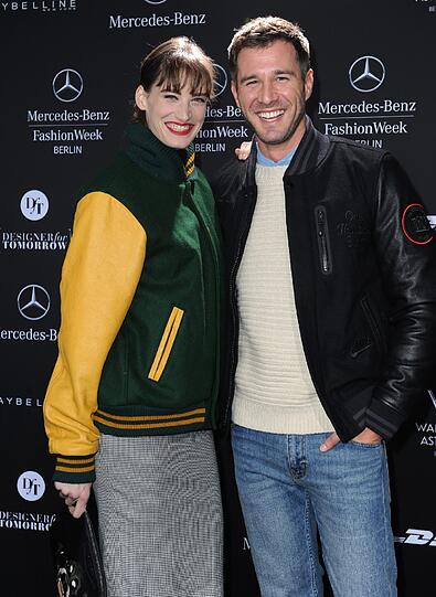 Jochen Schropp, Moderator von X-Factor, und Annique Delphin kommen zur Show des Designer-Labels Marc Stonein Berlin.