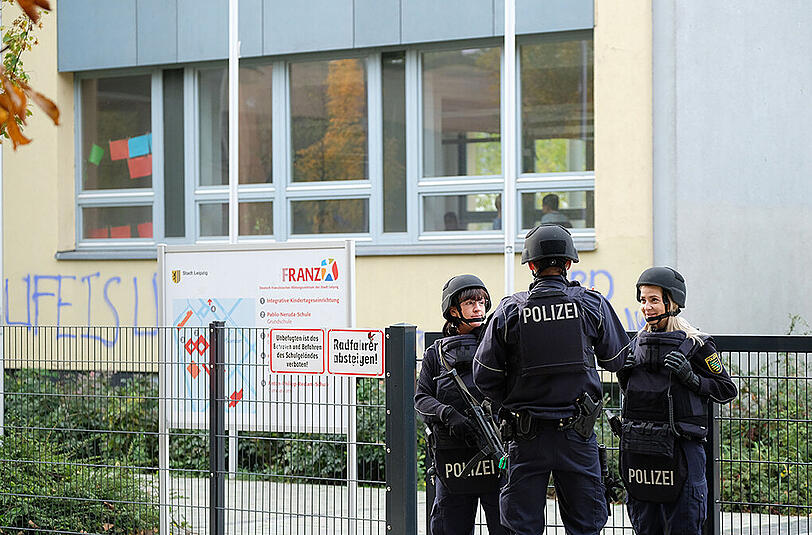 Nicht nur in Bayern: Auch im Rest Deutschlands wie hier am Reclam-Gymnasium in Leipzig gingen Polizeieinheiten den Droh-Mails auf den Grund.