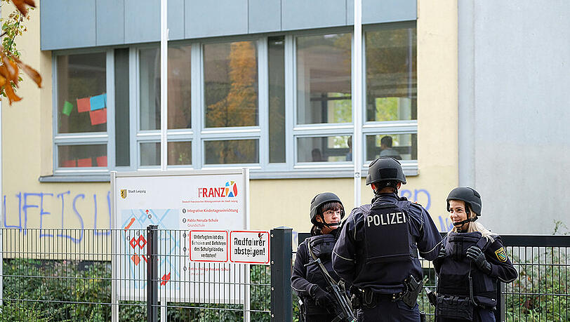 Nicht nur in Bayern: Auch im Rest Deutschlands wie hier am Reclam-Gymnasium in Leipzig gingen Polizeieinheiten den Droh-Mails auf den Grund. Nicht nur in Bayern: Auch im Rest Deutschlands wie hier am Reclam-Gymnasium in Leipzig gingen Polizeieinheiten den Droh-Mails auf den Grund.