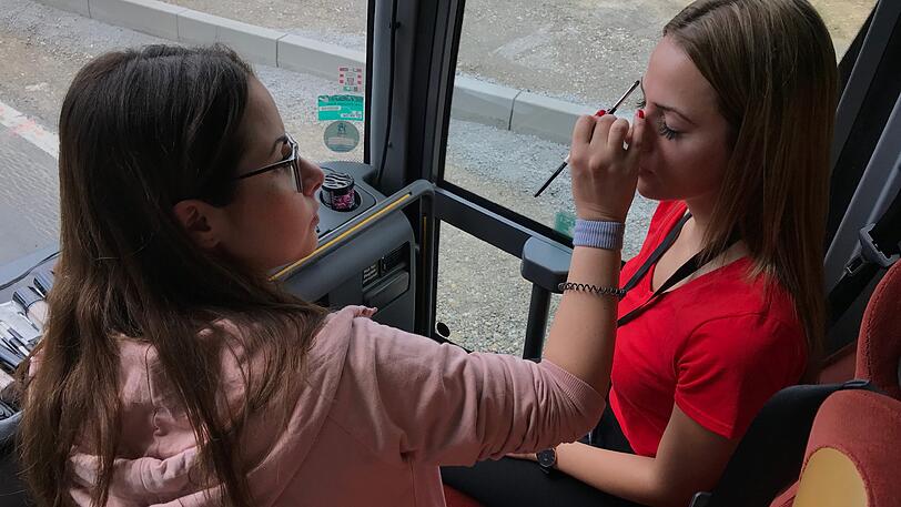 Styling im fahrenden Bus? Für Make-up-Artist Anna kein Problem.