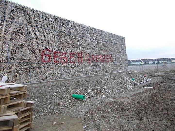 Auch "Gegen Grenzen" sprühten der oder die Unbekannten auf die Mauer.