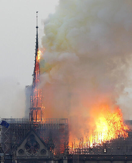 Die weltberühmte Kathedrale Notre-Dame de Paris steht in Flammen.