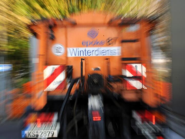 Ein Streufahrzeug steht bereit. Foto: Uwe Zucchi/Archiv