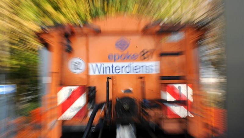 Ein Streufahrzeug steht bereit. Foto: Uwe Zucchi/Archiv Ein Streufahrzeug steht bereit. Foto: Uwe Zucchi/Archiv