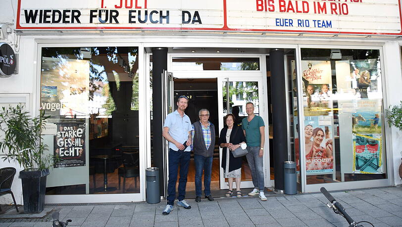Markus Eisele und Christian Pfeil (links und rechts) sind die neuen Betreiber des Rio Palasts am Rosenheimer Platz. Zwischen ihnen Angelika Reich und Daniel Kuonen, die Gründungsbetreiber.
