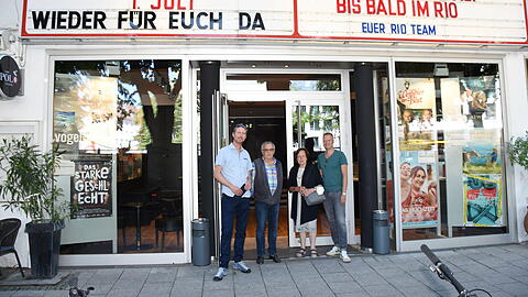 Markus Eisele und Christian Pfeil (links und rechts) sind die neuen Betreiber des Rio Palasts am Rosenheimer Platz. Zwischen ihnen Angelika Reich und Daniel Kuonen, die Gründungsbetreiber.