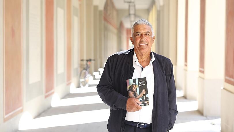 Erich Johannes Roles an einem seiner Lieblingsorte, dem Hofgarten. Im Tambosi kann es passieren, dass man ihn beim Kaffeetrinken trifft. Das Buch (erhältlich bei Amazon) habe er auch geschrieben, damit seine Enkel lesen können, "was denn der Opa für ein Typ gewesen ist".
