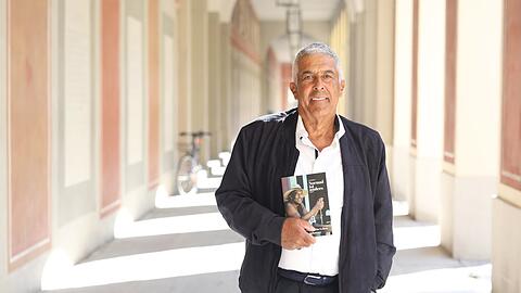 Erich Johannes Roles an einem seiner Lieblingsorte, dem Hofgarten. Im Tambosi kann es passieren, dass man ihn beim Kaffeetrinken trifft. Das Buch (erhältlich bei Amazon) habe er auch geschrieben, damit seine Enkel lesen können, "was denn der Opa für ein Typ gewesen ist".