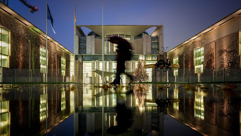 Vom Regen in die Traufe? Vor der Abstimmung über das Rentenpaket regnet es im Berliner Regierungsviertel.