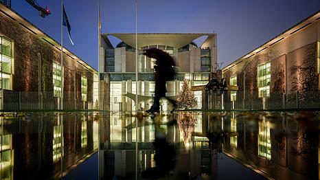 Vom Regen in die Traufe? Vor der Abstimmung über das Rentenpaket regnet es im Berliner Regierungsviertel.