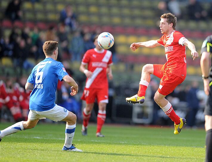 Der Düsseldorfer Andreas Lambertz (r) erzielt den Treffer zum 0:5. Links steht der Karlsruher Pascal Groß.