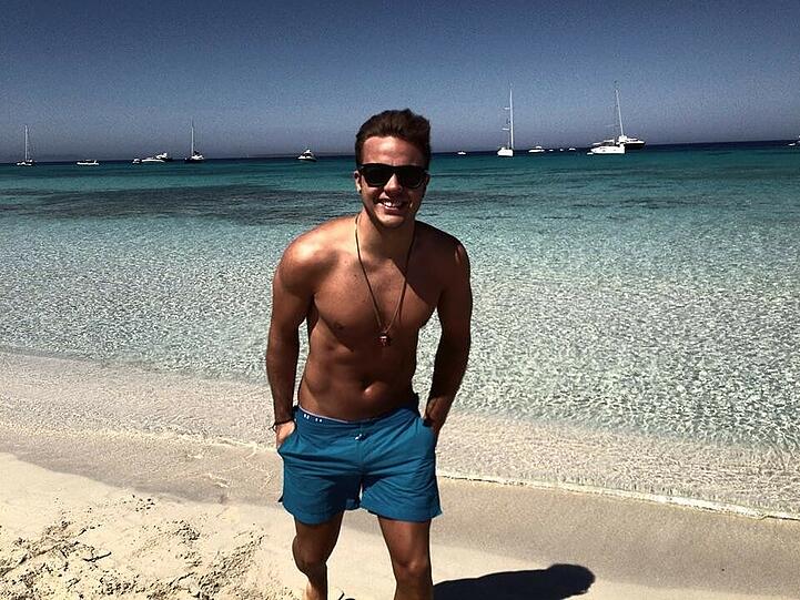 Ganz schön braun geworden: Neu-Bayer Mario Götze lässt es sich auf Formentera gut gehen. Sein Bruder Fabian trainiert dagegen schon in Haching.