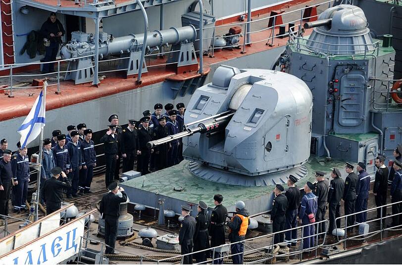 Soldaten der russischen Marine im Hafen von Sewastopol.