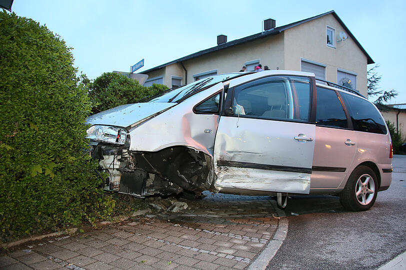 Durch die Wucht des Aufpralls schleuderte der Ford unkontrolliert durch die Straße.