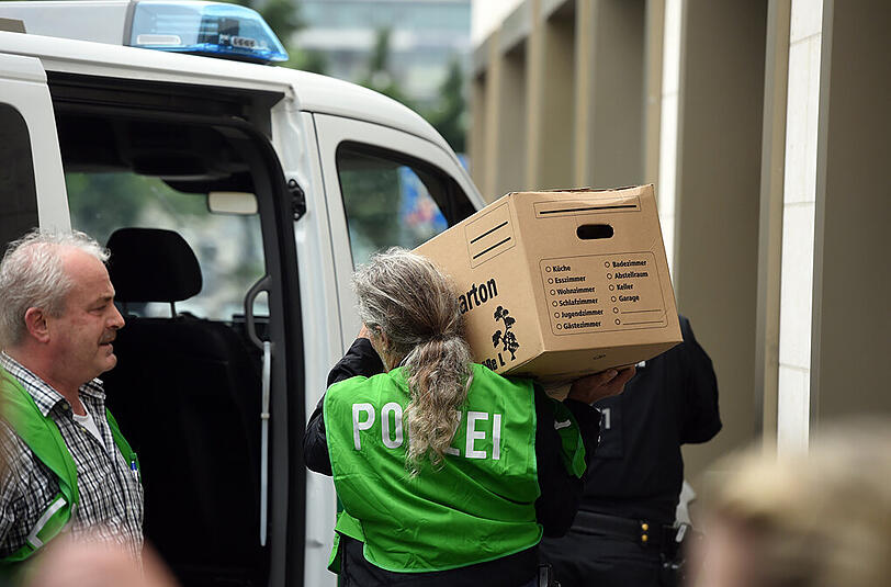 Laut Medienberichten hat ein SEK die Wohnung des Todesschützen in der Maxvorstadt gestürmt. Diese Bilder zeigen einen Polizeieinsatz in der Dachauerstraße. Hier wurde am Samstagfrüh die Wohnung des Attentäters durchsucht.