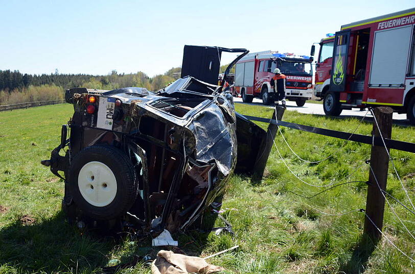 Der Land Rover einer vierköpfigen Familie hat sich am "Geltinger Berg" überschlagen. Die Bilder von der Unfallstelle.