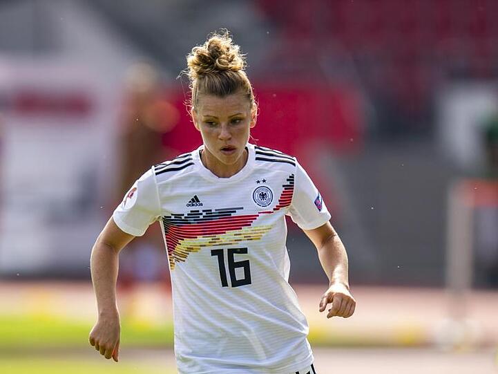 Die Nationalspielerin Linda Dallmann läuft mit dem Ball am Fuß. Foto: David Inderlied/dpa/Archivbild