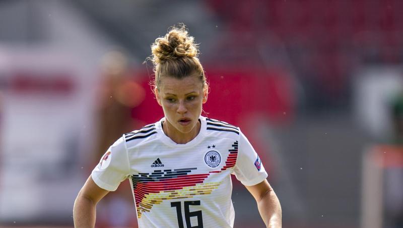 Die Nationalspielerin Linda Dallmann läuft mit dem Ball am Fuß. Foto: David Inderlied/dpa/Archivbild Die Nationalspielerin Linda Dallmann läuft mit dem Ball am Fuß. Foto: David Inderlied/dpa/Archivbild
