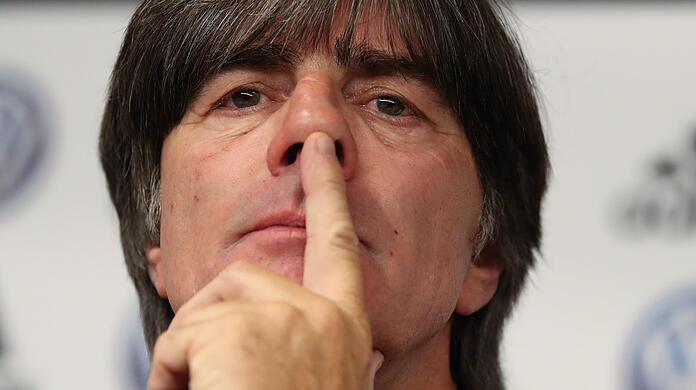Der ehemalige Bundestrainer Joachim Löw sorgte mehrmals mit Nasenbohr-Einlagen im Live-TV für Aufsehen.