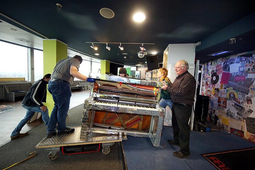 Auch der Spiegelflügel von Elton John wird behutsam verladen, Museums-Boss Herbi Hauke packt mit an.