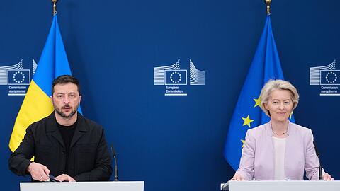 EU-Kommissionspräsidentin Ursula von der Leyen reist am Montag mit.