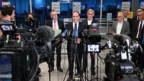 Dobrindt unterbrach seinen Urlaub für eine Lagebesprechung vor Ort mit Vertretern von Sicherheitsbehörden. Dobrindt unterbrach seinen Urlaub für eine Lagebesprechung vor Ort mit Vertretern von Sicherheitsbehörden.