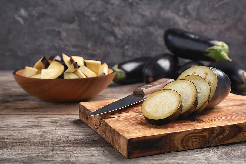 Bei einigen Gemüsesorten sollten Sie allerdings besser auf den Rohverzehr verzichten, da sie giftige Stoffe enthalten. Dazu zählen Kartoffeln, Bohnen, Auberginen und Hülsenfrüchte. Und auch Wildpilze sollten immer vor dem Verzehr erhitzt werden, da sie nicht nur Giftstoffe, sondern auch einen Fuchsbandwurm enthalten könnten. Bei einigen Gemüsesorten sollten Sie allerdings besser auf den Rohverzehr verzichten, da sie giftige Stoffe enthalten. Dazu zählen Kartoffeln, Bohnen, Auberginen und Hülsenfrüchte. Und auch Wildpilze sollten immer vor dem Verzehr erhitzt werden, da sie nicht nur Giftstoffe, sondern auch einen Fuchsbandwurm enthalten könnten.