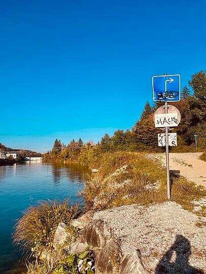 Hier ist alles gekennzeichnet, Lebensgefahr, letzter Ausstieg, Bootseinstieg - Fahrg&auml;ste auf der Isar werden gut geleitet.