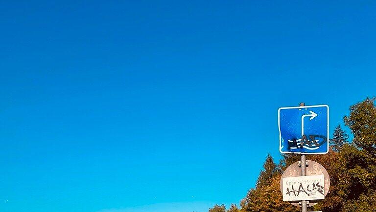Hier ist alles gekennzeichnet, Lebensgefahr, letzter Ausstieg, Bootseinstieg - Fahrgäste auf der Isar werden gut geleitet. Hier ist alles gekennzeichnet, Lebensgefahr, letzter Ausstieg, Bootseinstieg - Fahrgäste auf der Isar werden gut geleitet.
