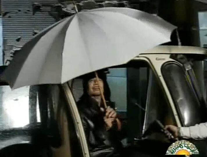 So war Muammar al Gaddafi im Januar in einer aufgezeichneten Fernsehansprache zu sehen: Fast verwirrt wirkt der weltfremde Mann mit dem Turban. Er hält einen Regenschirm, spricht wenige Sekunden vom Erhalt seiner Allmacht und dem Kampf für die "richtige" Seite und lässt sich anschließend davonfahren.