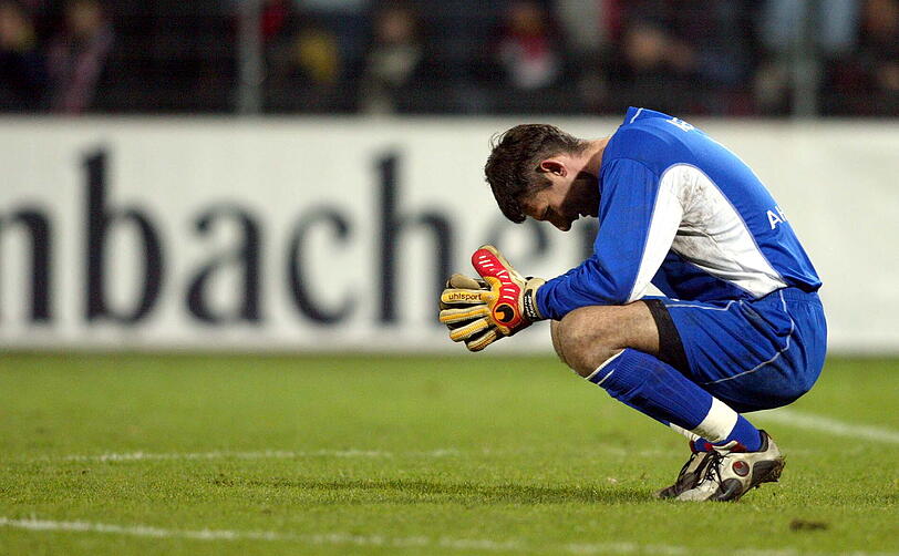 Foto von 2004: DFB-Pokal, Achtelfinale LR Ahlen - FC Hansa Rostock im Wersestadion in Ahlen: Meier enttäuscht