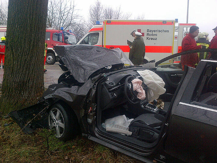 Im Landkreis Altöttingen kam es am Samstagvormittag zu einem schweren Zusammenstoß dreier Fahrzeuge. Die Bilder vom Unfallort.