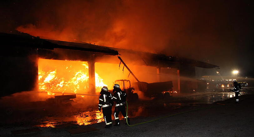 Spektakuläre Bilder: In Gangkofen (Landkreis Rottal-Inn) ist eine Lagerhalle durch ein Feuer vollständig zerstört worden. Die Feuerwehr kämpfte gegen die Flammen.