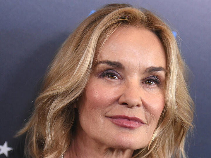 Verblüffend findet das Netz die Ähnlichkeit mit US-Schauspielerin Jessica Lange (66): Sie teilt mit Shooting-Star Caitlyn Jenner nicht nur das markante Kinn, die Augenpartie und den Lippenschwung, sondern sogar die Mimik - und das Geburtsjahr.