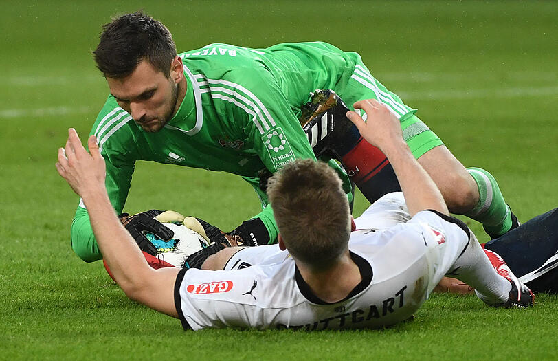 SVEN ULREICH NOTE 1
Von den VfB-Fans mit Pfiffen und Schmähgesangen empfangen - doch der Ex-Stuttgarter ließ sich davon nicht beeindrucken. Top-Parade nach Akolos Flachschuss (7.), lenkte Badstubers Kopfball über das Tor (89.). Und dann hielt er auch noch Akolos Elfmeter in der Nachspielzeit.