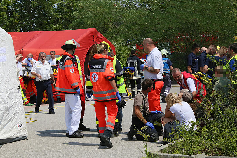 Bei einem Unfall zwischen einem Schulbus und einem Lkw in Neuötting wurden zahlreiche Personen verletzt.