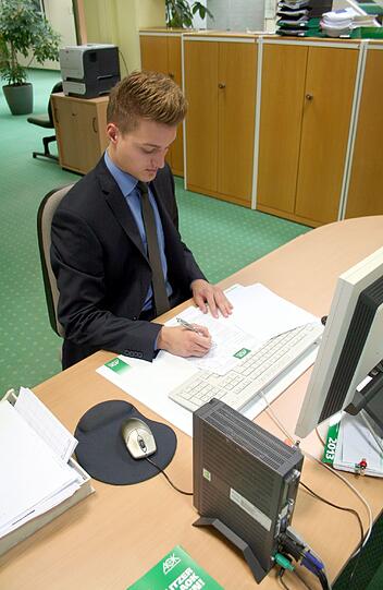 Formulare ausfüllen und prüfen gehört zum Arbeitsalltag.