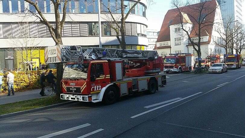 Falscher Feueralarm im ADAC-Gebäude: Die Feuerwehr rückte mit zwei Löschzügen an und konnte schnell Entwarnung geben.