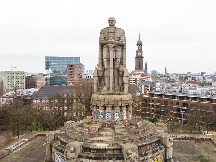 Das Bismarck-Denkmal über dem Hamburger Hafen.